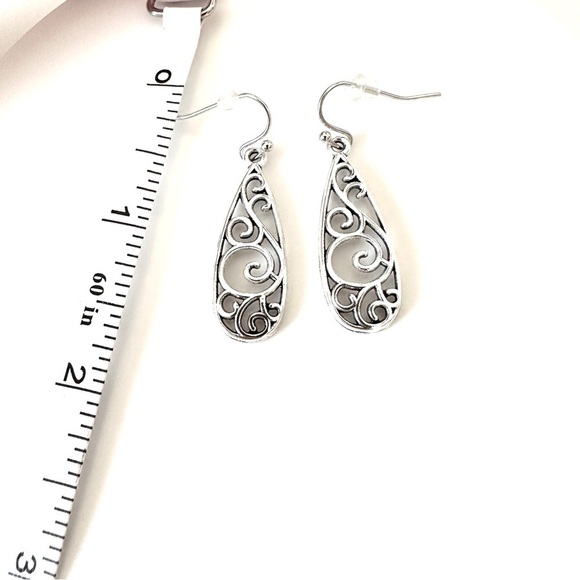 ⭐️ 5 for $25 Vintage Style Silver Tone Hoop Earrings - Picture 3 of 3